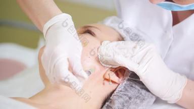 美容临床美容科医生在美容门诊患者面颊下注射中位治疗的美容手术.